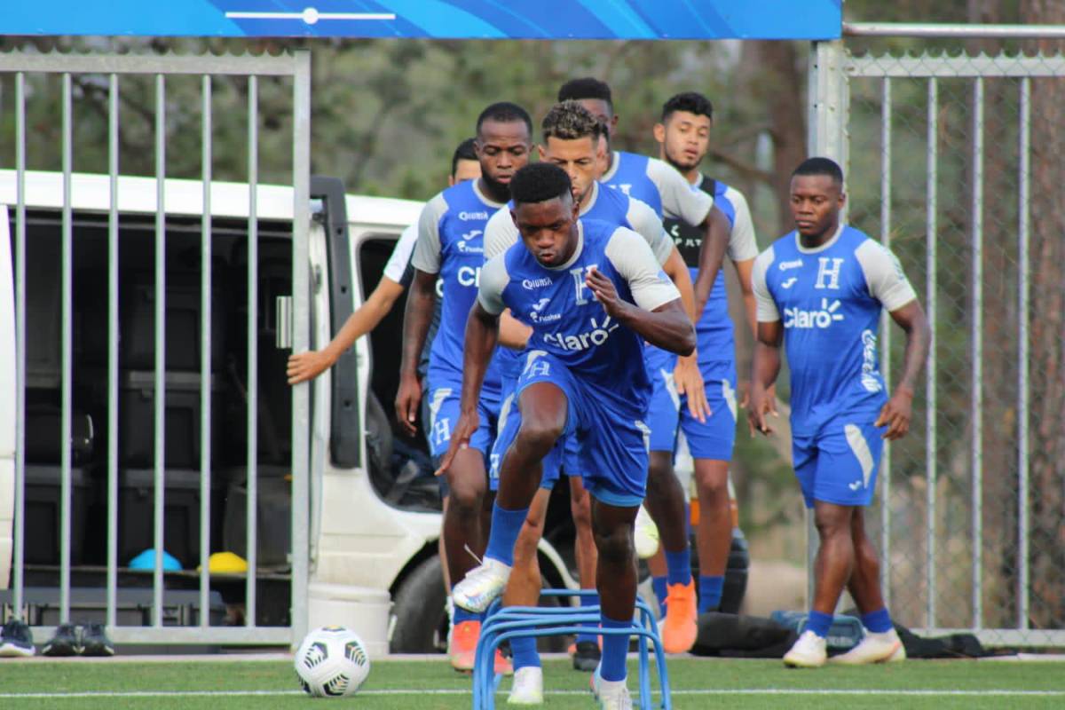 El lateral Franklin Flores del Real España durante los ejercicios de calentamiento. Foto Twitter Fenafuth.