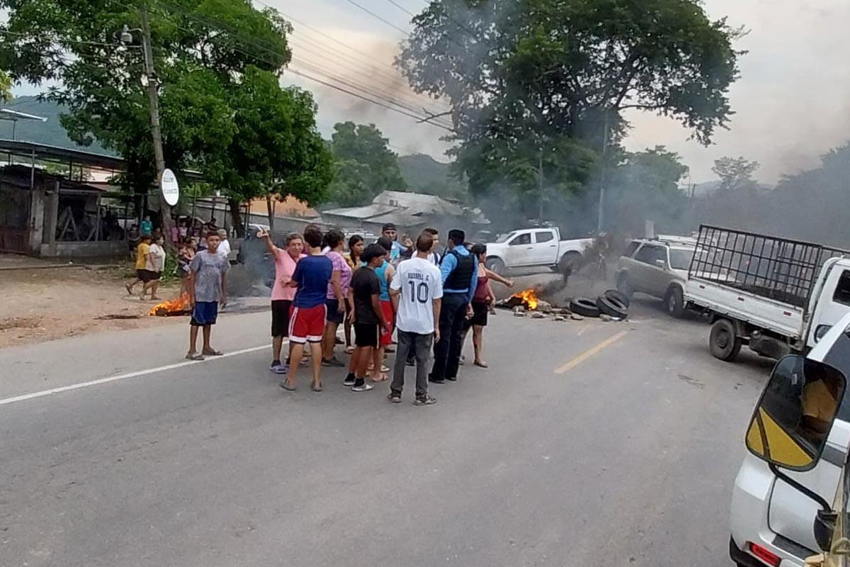 Se toman carretera en Cofradía por apagones de energía