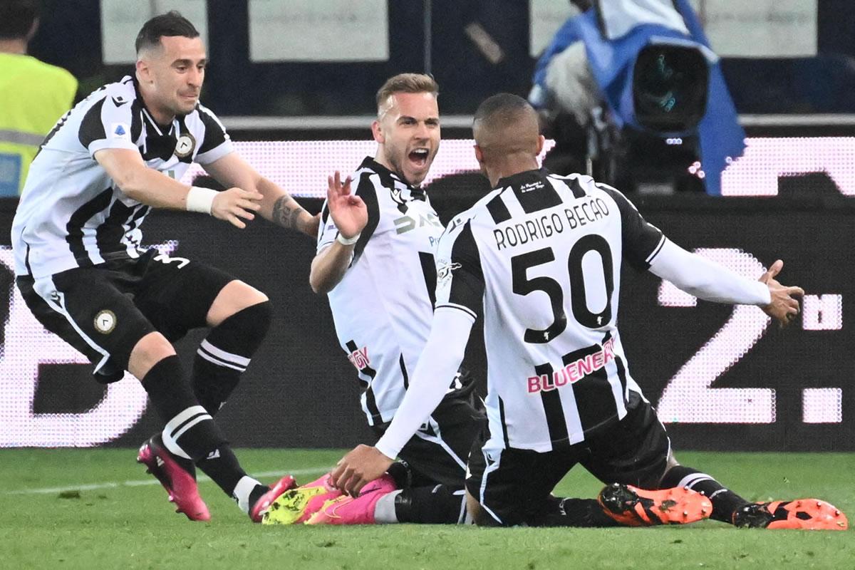 Jugadores del Udinese celebrando el gol de Sandi Lovric que ponía contra las cuerdas al Napoli.