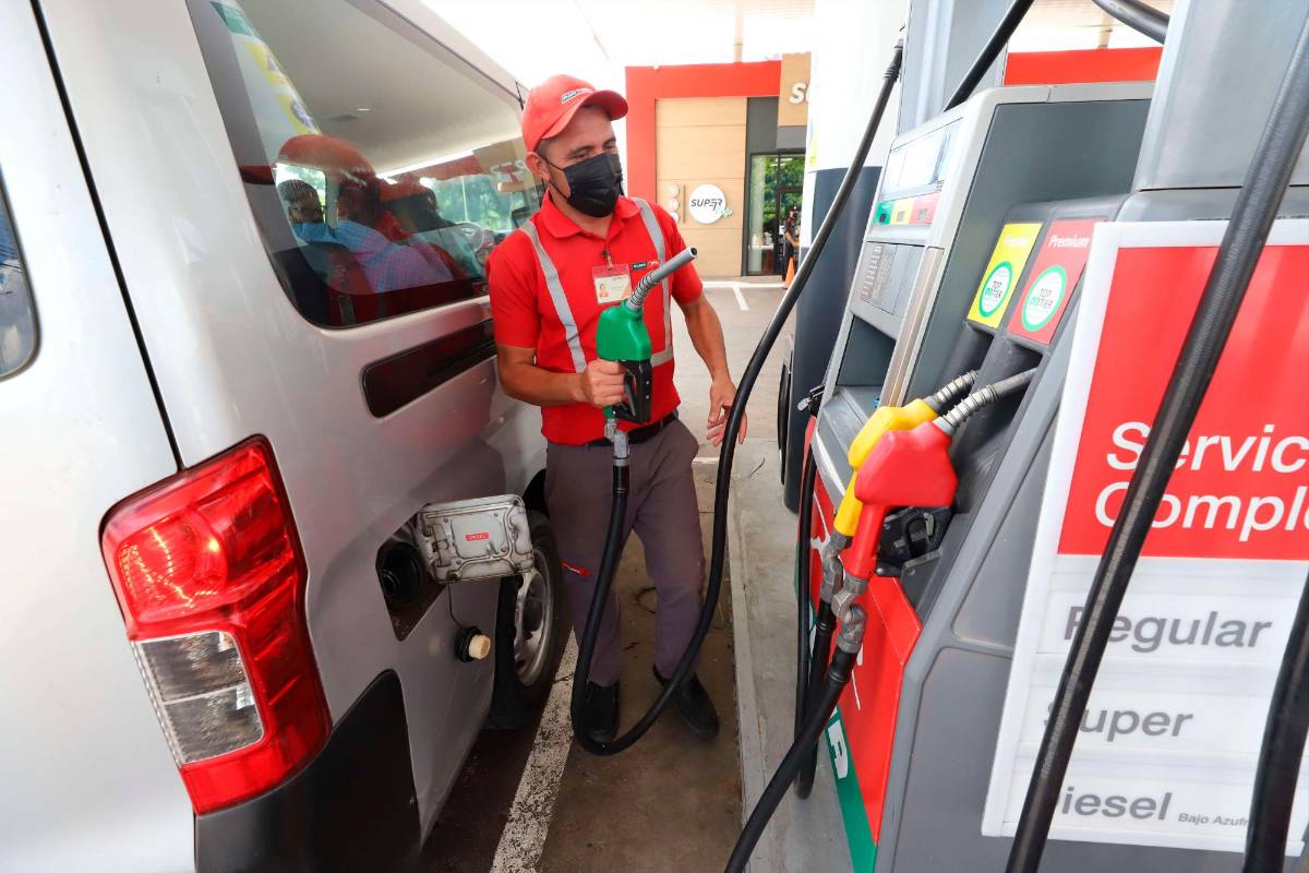 Rebajas de entre L2.46 y L1.70 se aplicarán este lunes a combustibles