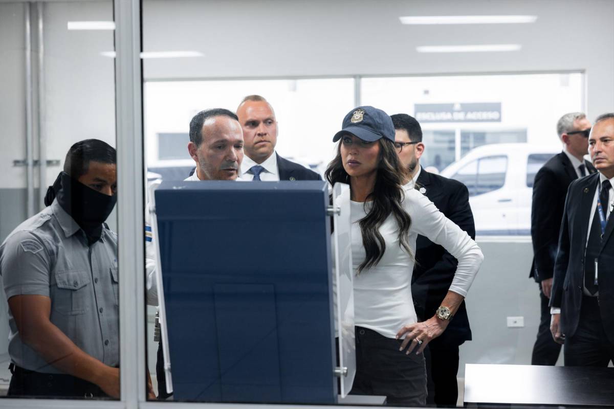 Noem recorre la megacárcel salvadoreña con migrantes detenidos