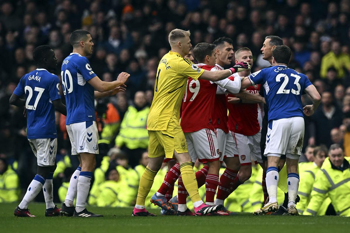 Jugadores de Everton y Arsenal protagonizaron una acalorada discusión en el partido.