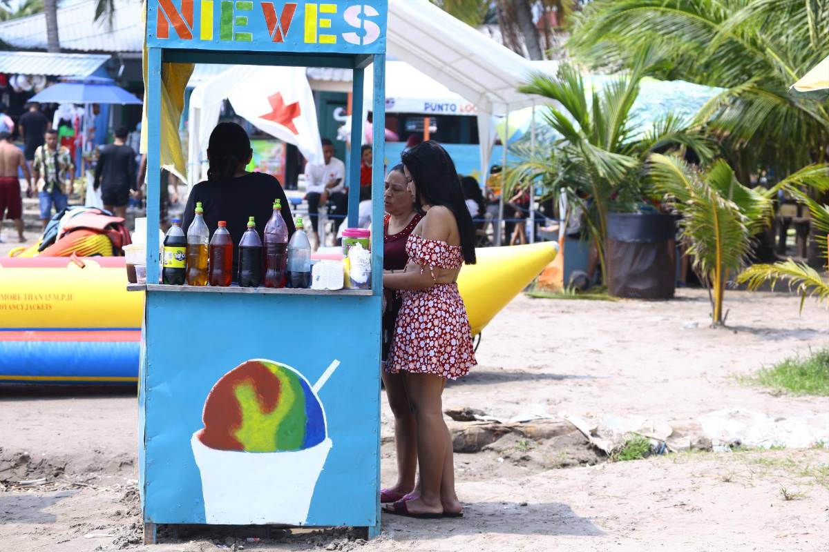 Puerto Cortés y Omoa reciben varios miles de veraneantes