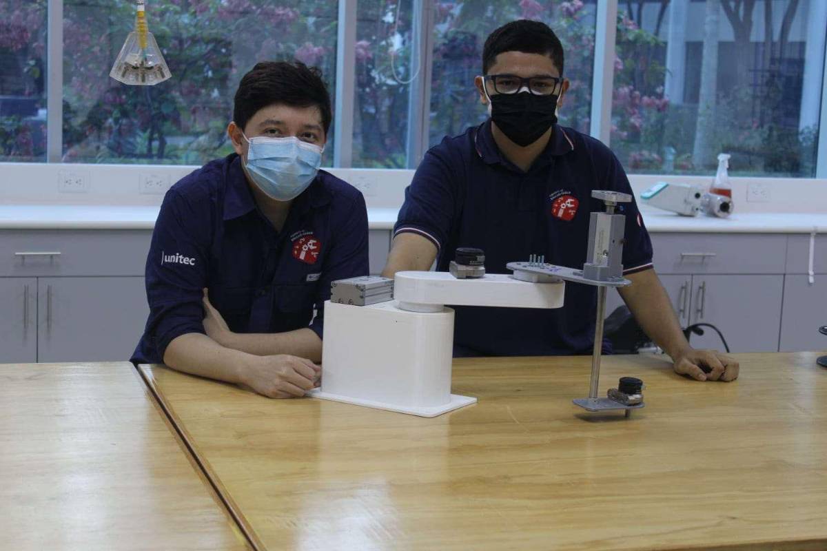 Michael Ramos y Daniel Mencía fabrican un brazo robótico en Unitec.