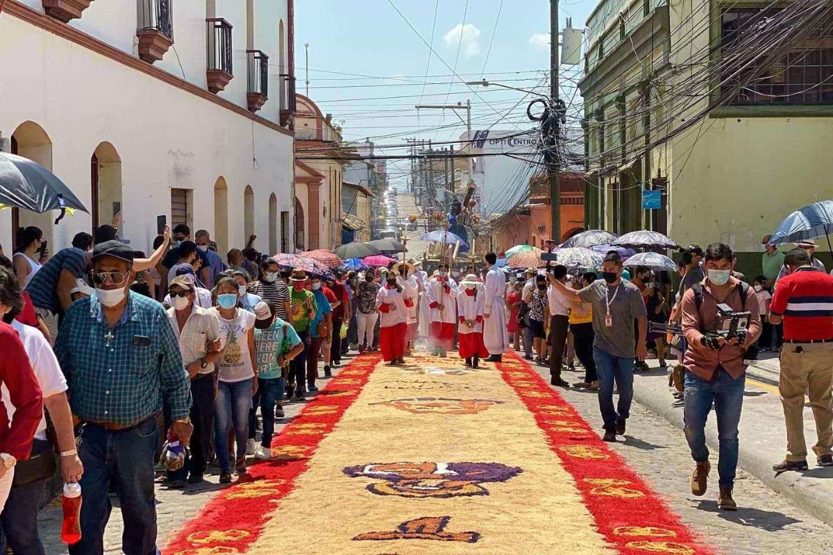 La elaboración de alfombras como antesala para el recorrido del santo viacrucis es una tradición arraigada en la fe cristiana que involucra a decenas de familias y agrupaciones que se unen para elaborarlas.