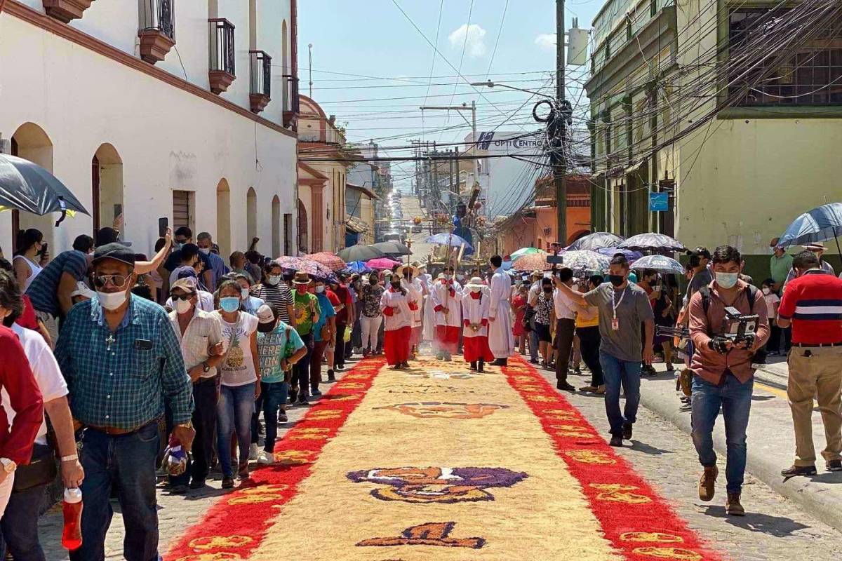 La elaboración de alfombras como antesala para el recorrido del santo viacrucis es una tradición arraigada en la fe cristiana que involucra a decenas de familias y agrupaciones que se unen para elaborarlas.