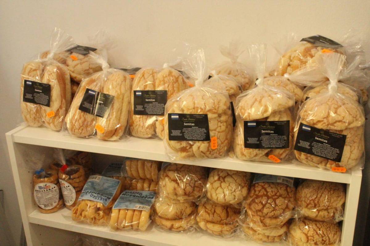 Hondureño abre sucursal de su negocio de envíos en Madrid