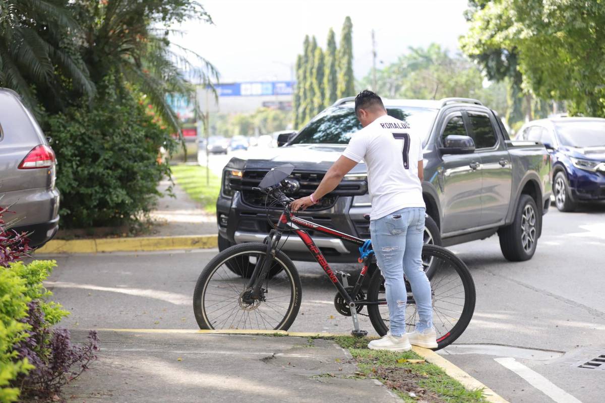 Fan de Cristiano busca conocer a Messi en el hotel y pide que traigan a CR7 en un futuro