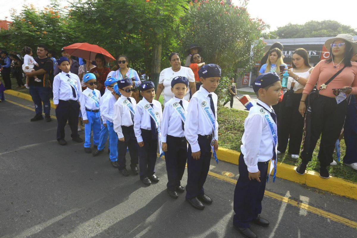 Civismo y amor por Honduras en desfile de escuelas en San Pedro Sula