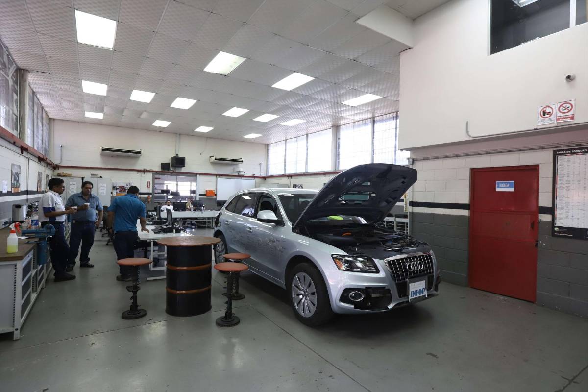 Los estudiantes de la carrera de autotrónica hacen uso de un vehículo modelo.