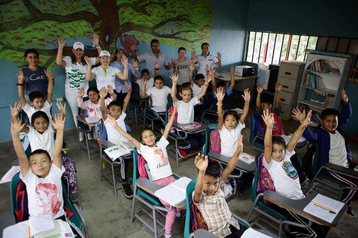 Escolares de El Merendón estrenan pupitres