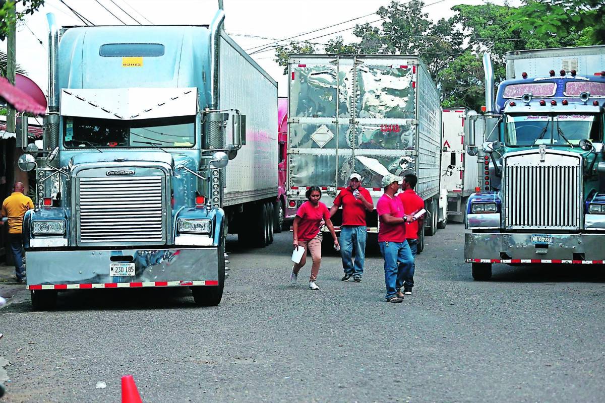 Varados más de 300 conductores hondureños en las fronteras