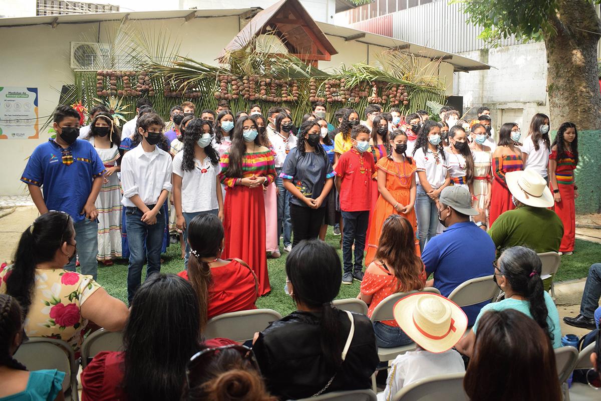 Participación de un coro conformado por los mismo estudiantes.