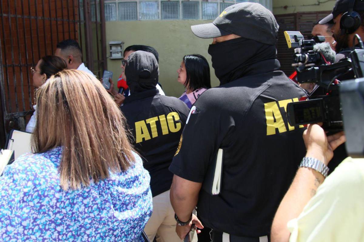 Liberales y empleados del CNE protestan en apoyo a Cossette López y a la democracia