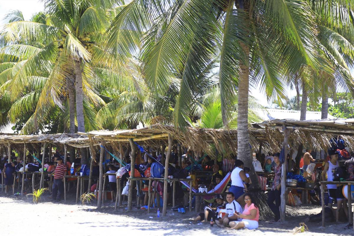 Familias y amigos se desplazaron desde varios puntos del país a disfrutar del encanto natural de Tela.