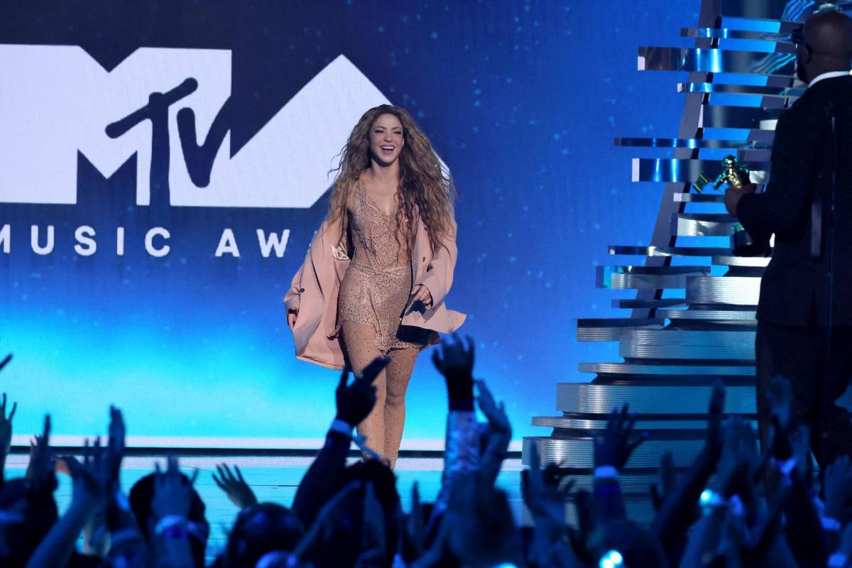 Shakira habla en el escenario de los MTV Video Music Awards 2023 el 12 de septiembre de 2023 en Newark, Nueva Jersey.