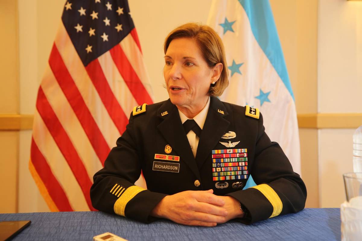 Laura Richardson, jefa del Comando Sur, con las banderas de Estados Unidos y Honduras detrás.