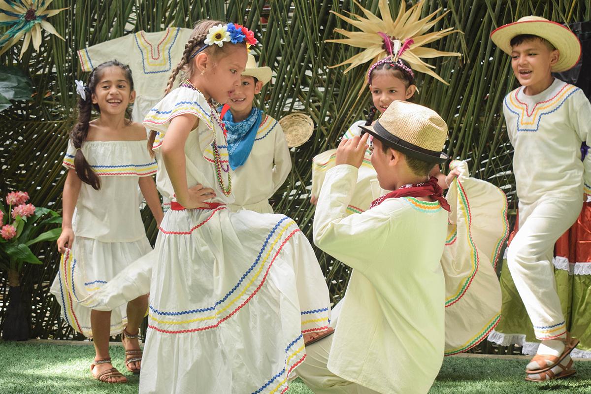Danzas folclóricas pusieron un ambiente cultural original de Honduras.