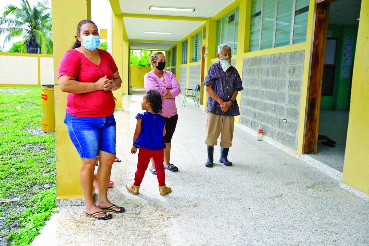 Familias damnificadas fueron trasladadas hacia centros escolares porteños.