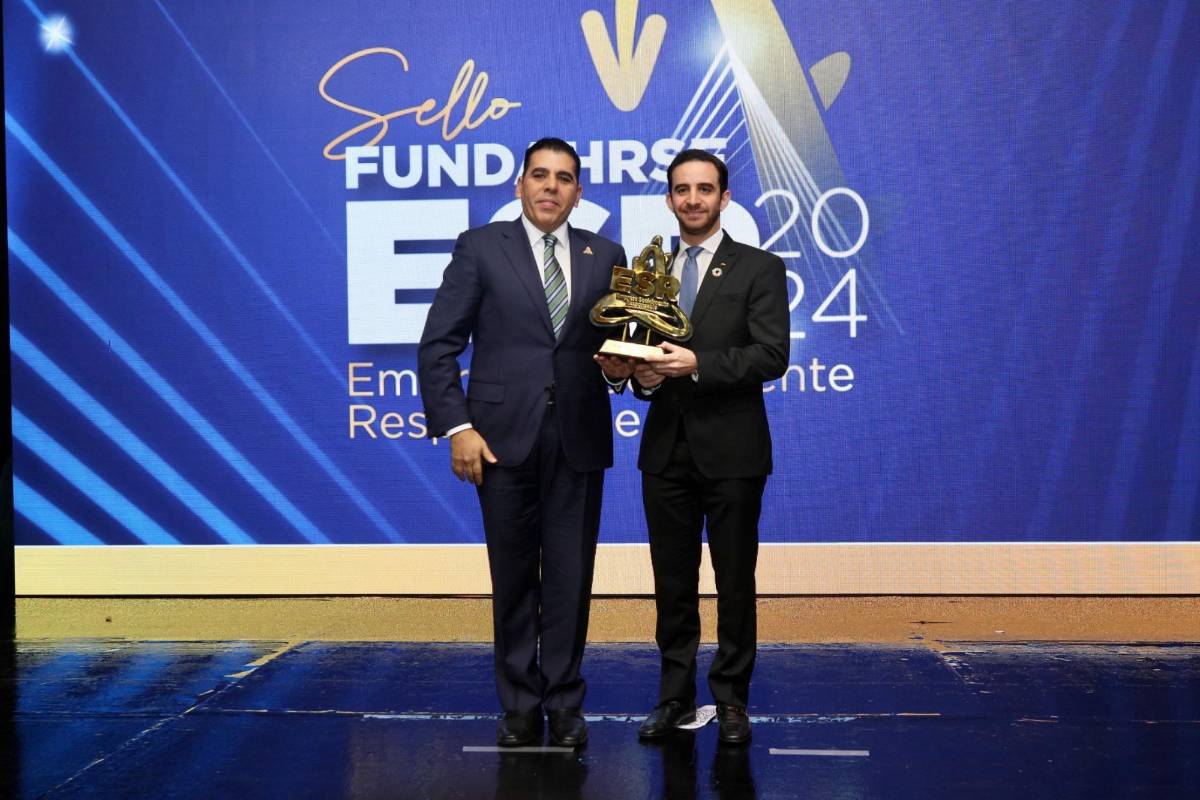 Mario R. Faraj, presidente de Fundahrse, entregando uno de los reconocimientos.