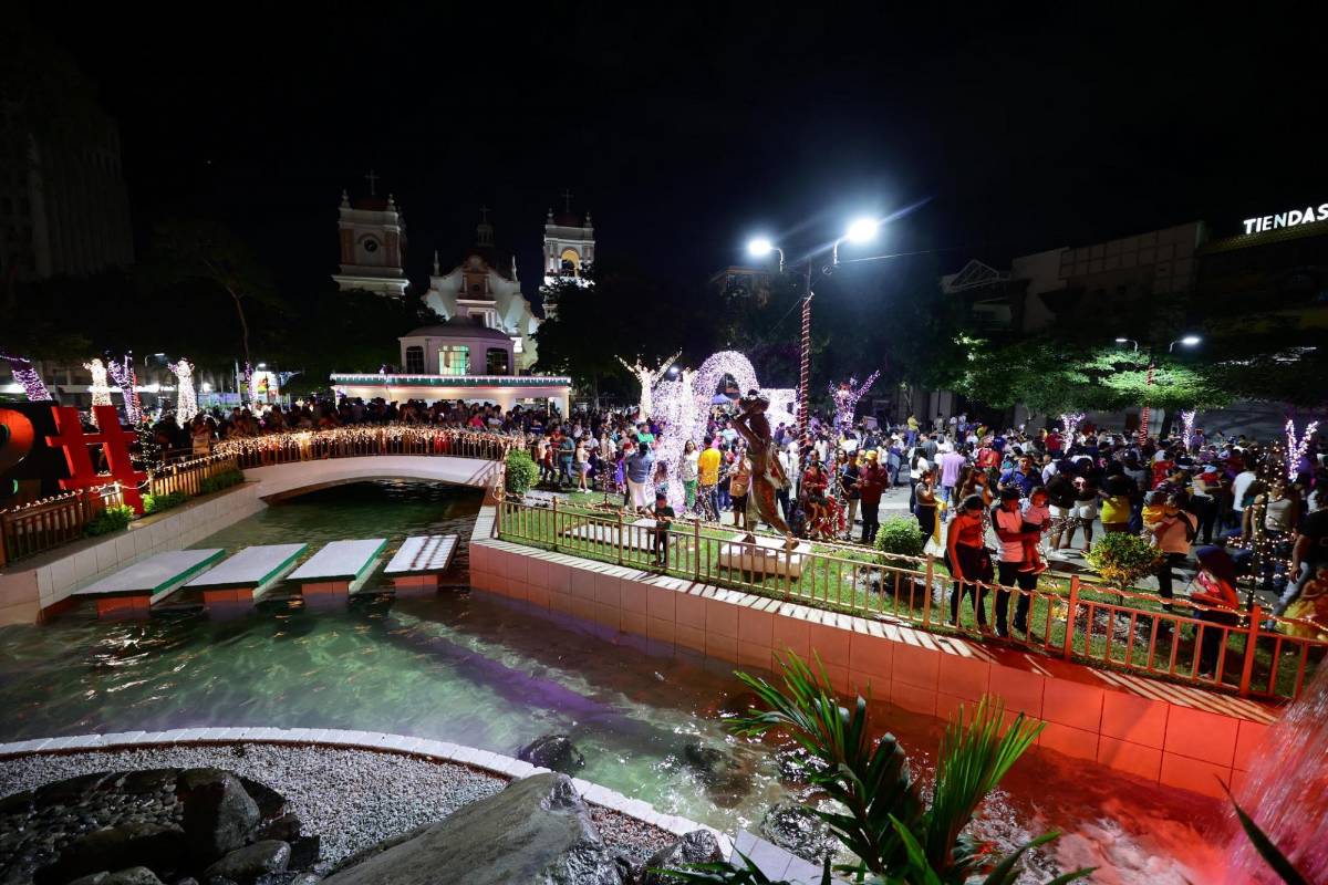 Así disfrutan los sampedranos el inicio de la Navidad en el parque central
