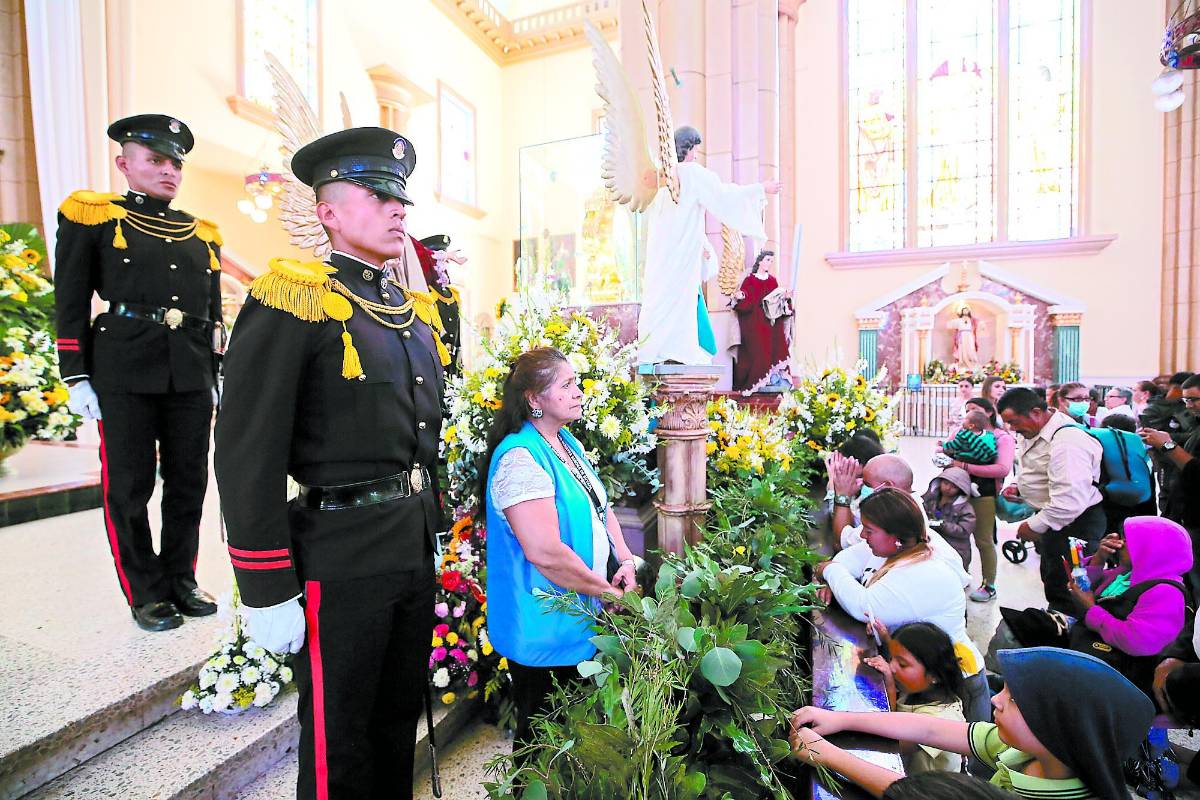 Dan gracias a su protectora de misiones.