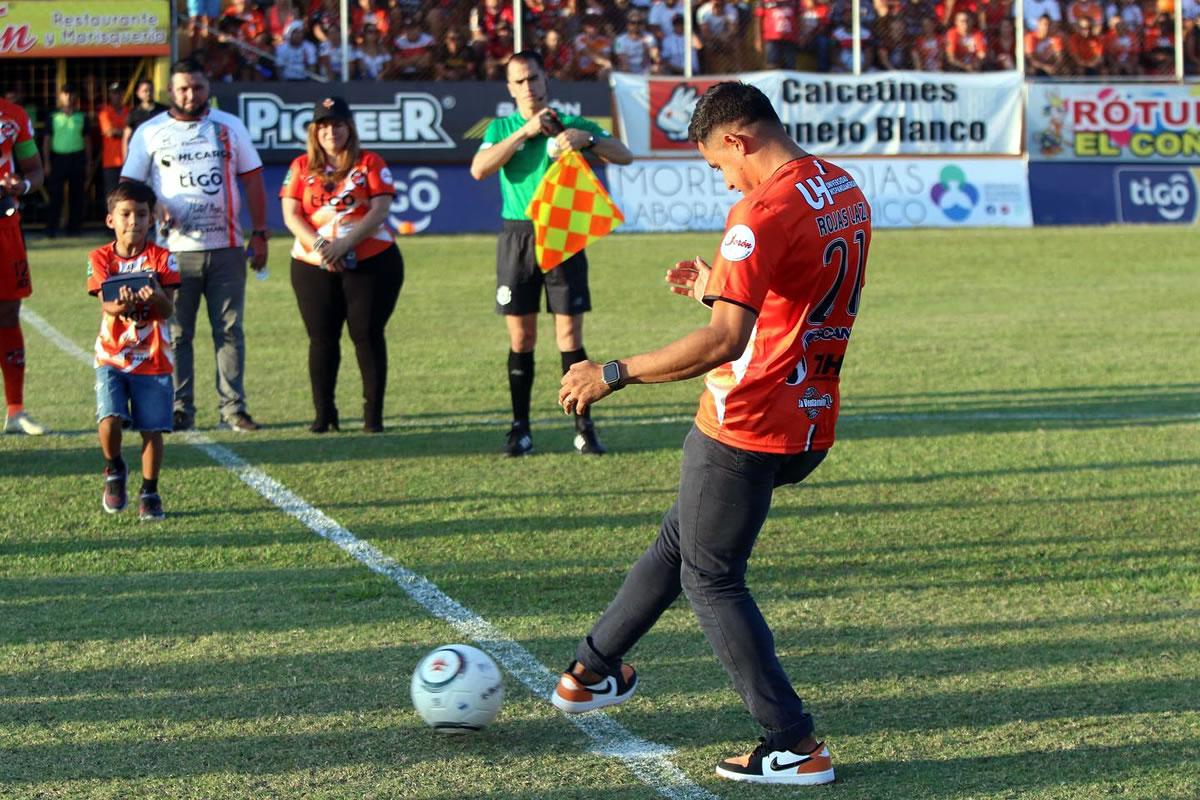El ‘RoRo’ hizo el saque de honor antes del inicio del partido entre Puntarenas FC y Alajuelense.