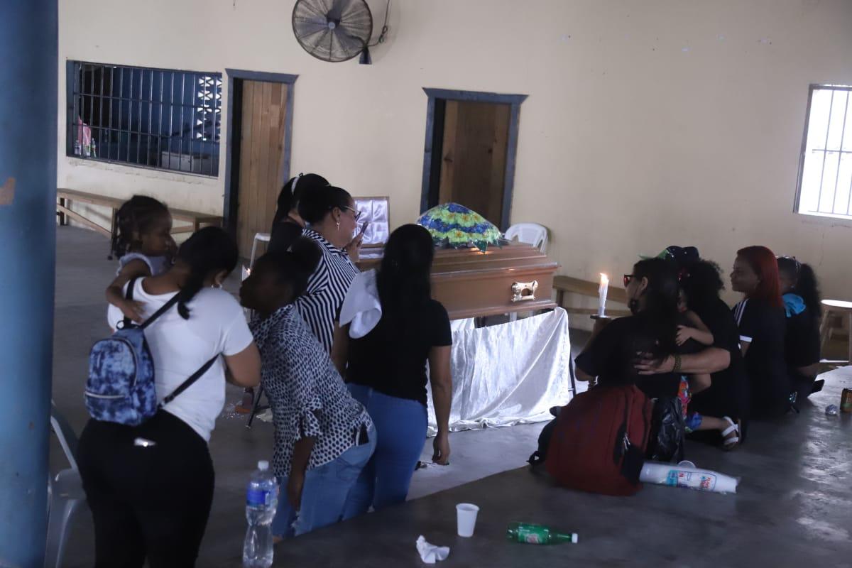 Decenas de personas llegaron a darle el último adiós.