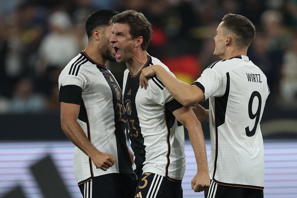 Thomas Müller gritando su gol que puso adelanta a Alemania.
