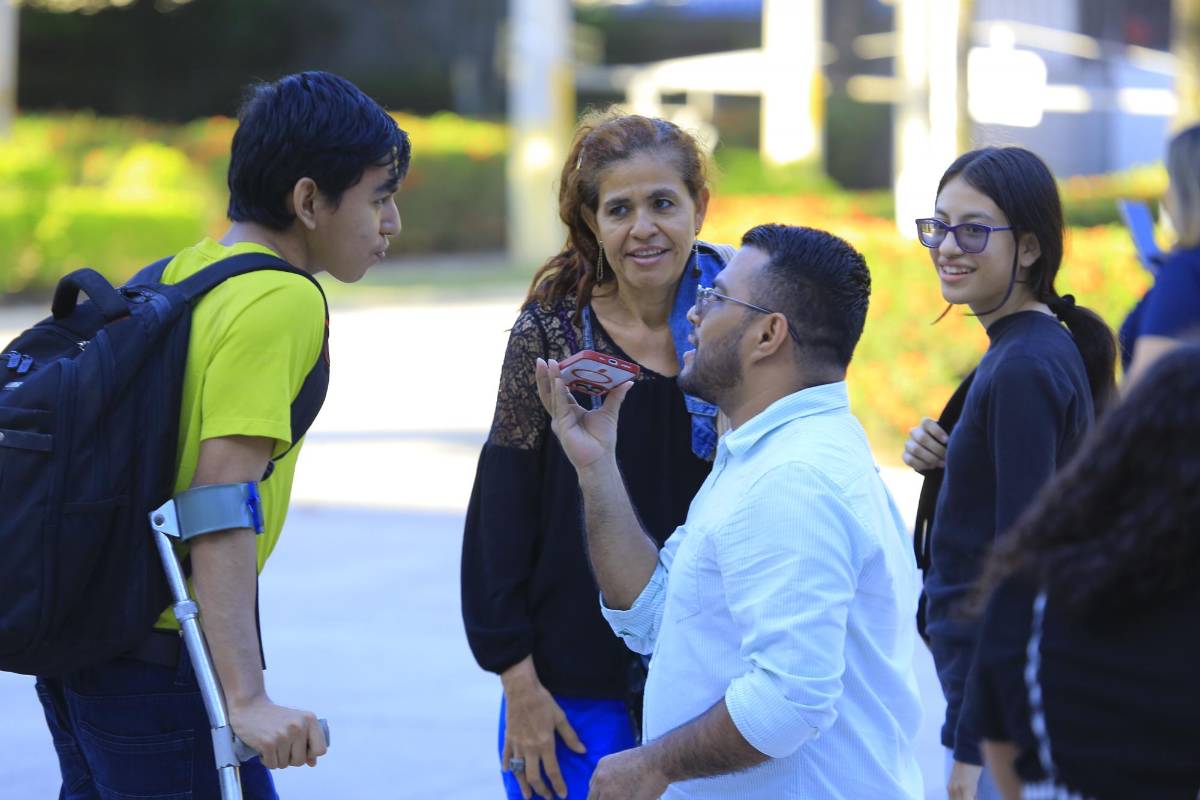 Nació con parálisis cerebral y ahora está próximo a graduarse como maestro de arte