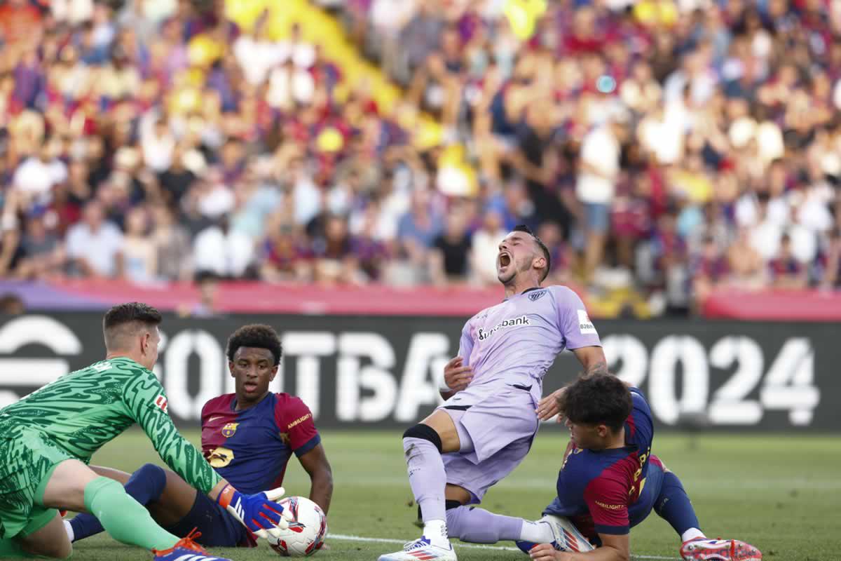 BAREl defensa del Barcelona, Pau Cubarsí, comete penalti sobre Alejandro Berenguer, del Athletic.