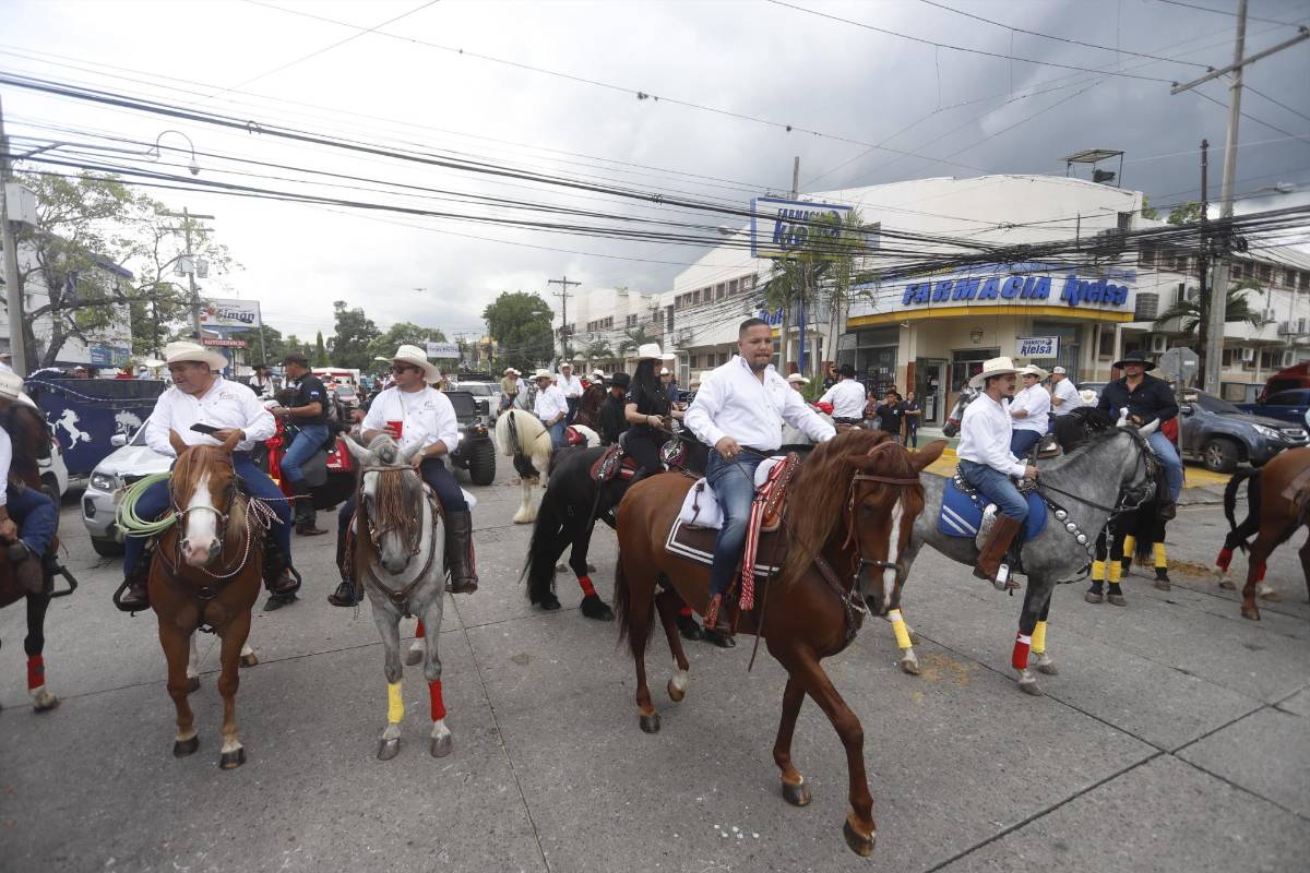 Ambiente, color y tradición: así luce el desfile hípico en San Pedro Sula