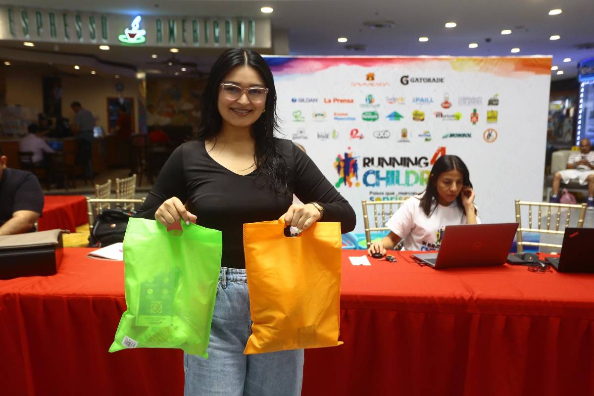 Una joven acude a reclamar sus kits en Mall Galerías del Valle.