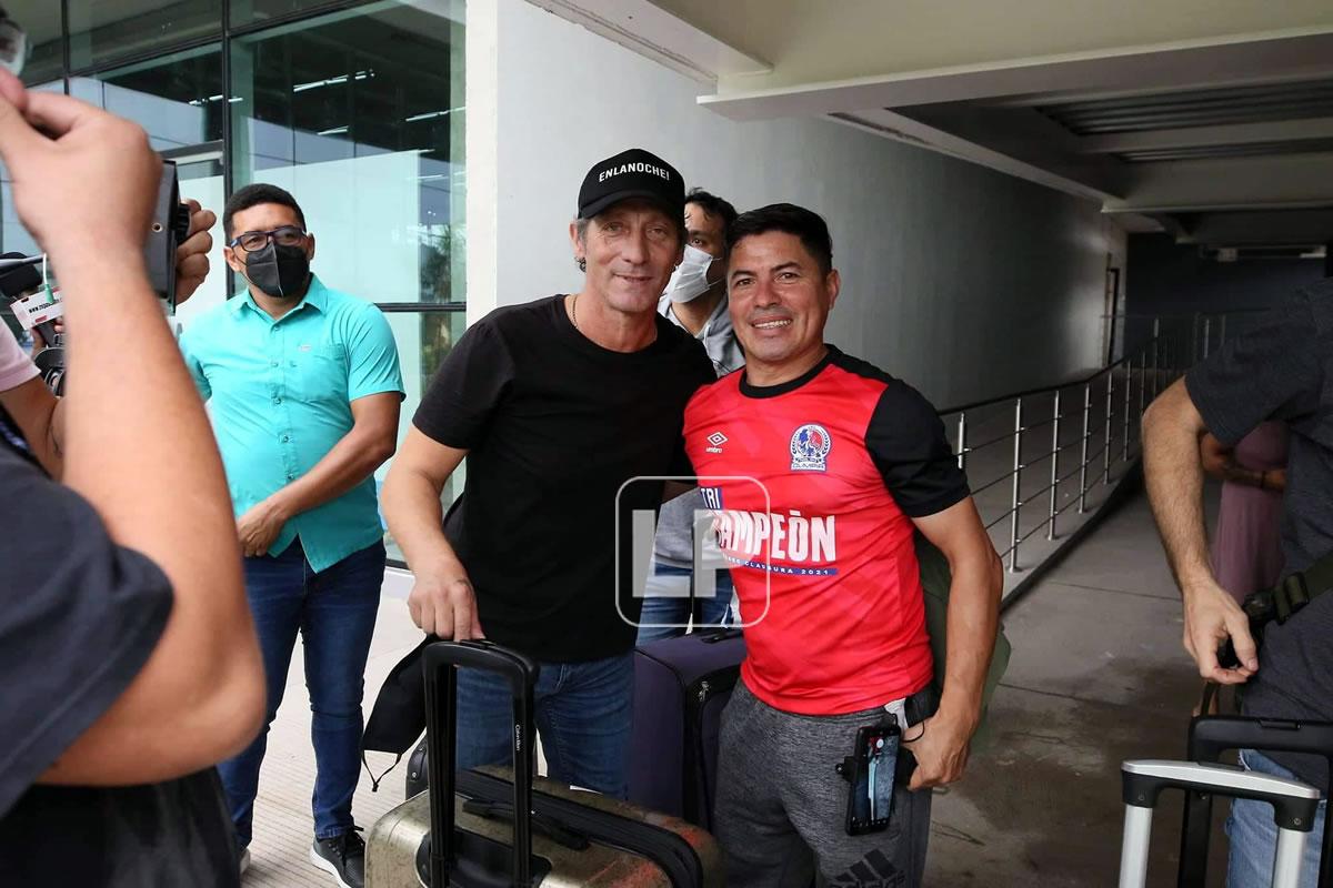 Troglio posó con aficionados que lo recibieron con alegría.