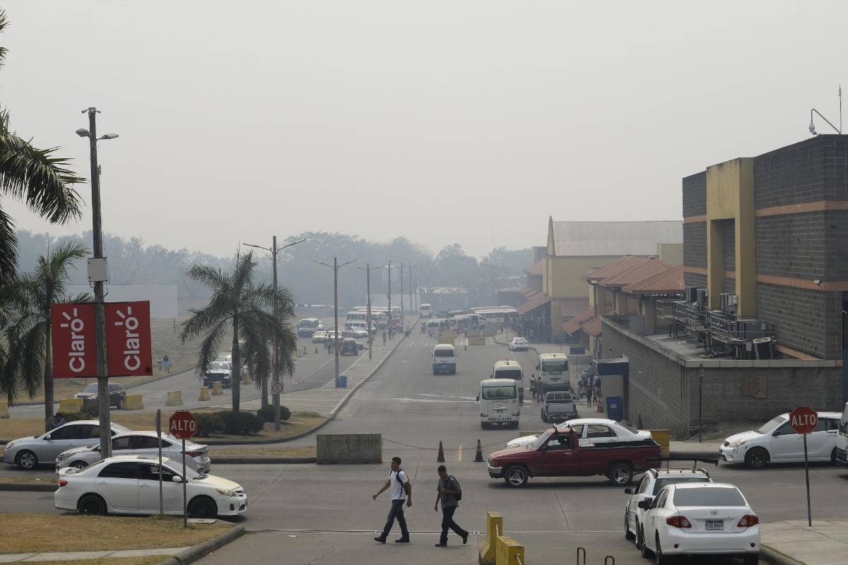 Escuelas suspenden actividades al aire libre y acortan horarios por calor