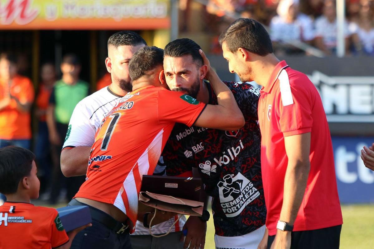 Ex compañeros de Roger Rojas en el Alajuelense abrazaron al hondureño.