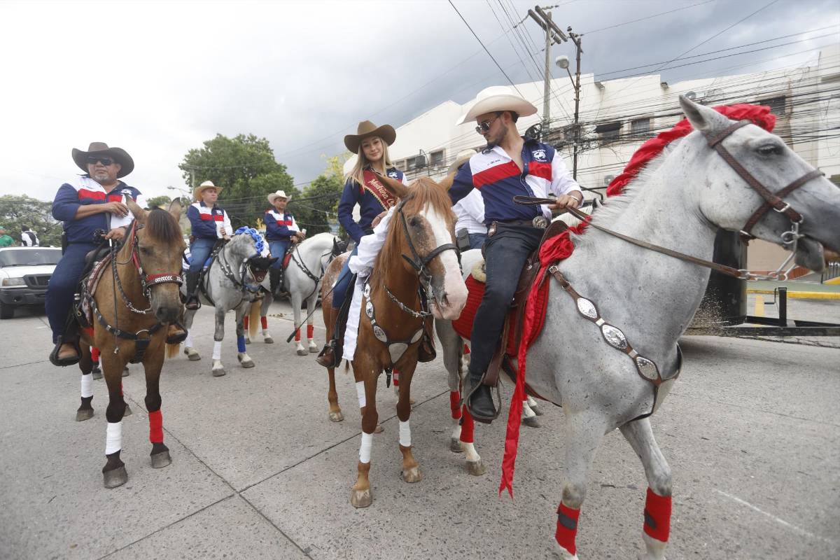 Ambiente, color y tradición: así luce el desfile hípico en San Pedro Sula