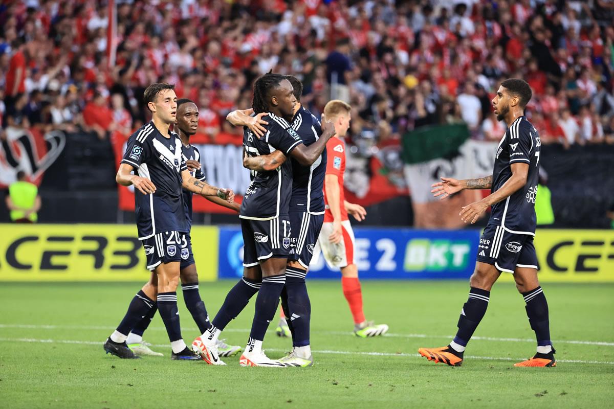 El hondureño felicitado por sus compañeros tras el gol.