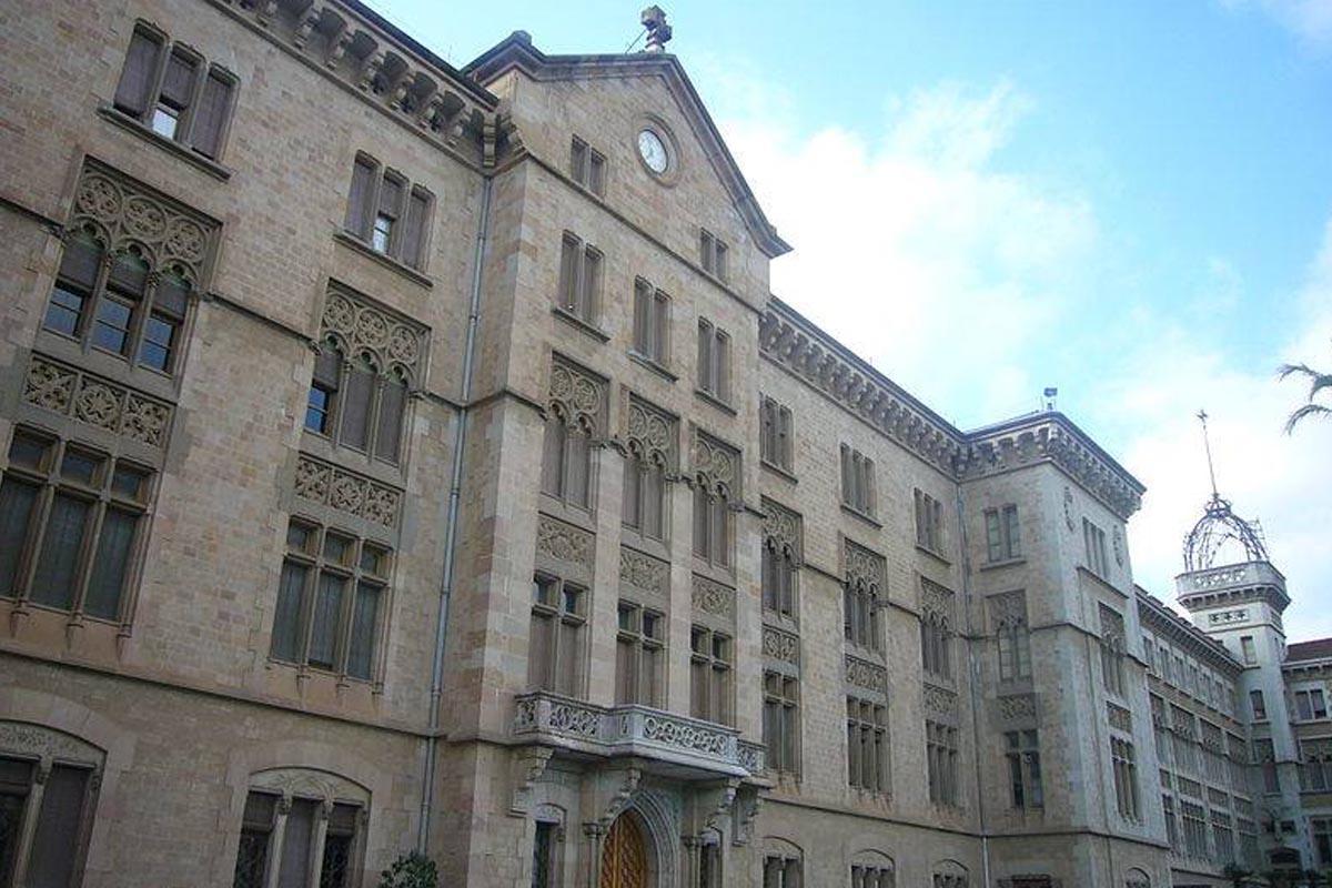 Profesor es acusado de agredir sexualmente a un alumno en Barcelona