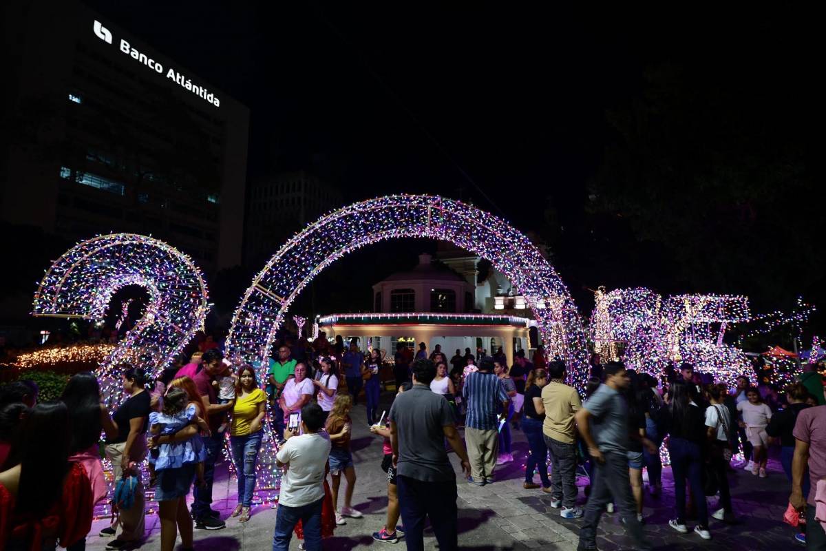 Así disfrutan los sampedranos el inicio de la Navidad en el parque central