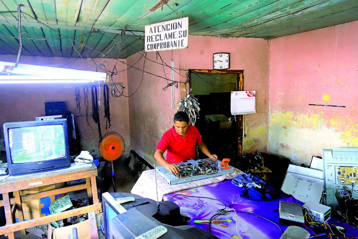 Enee no responde por daños a aparatos, se quejan abonados