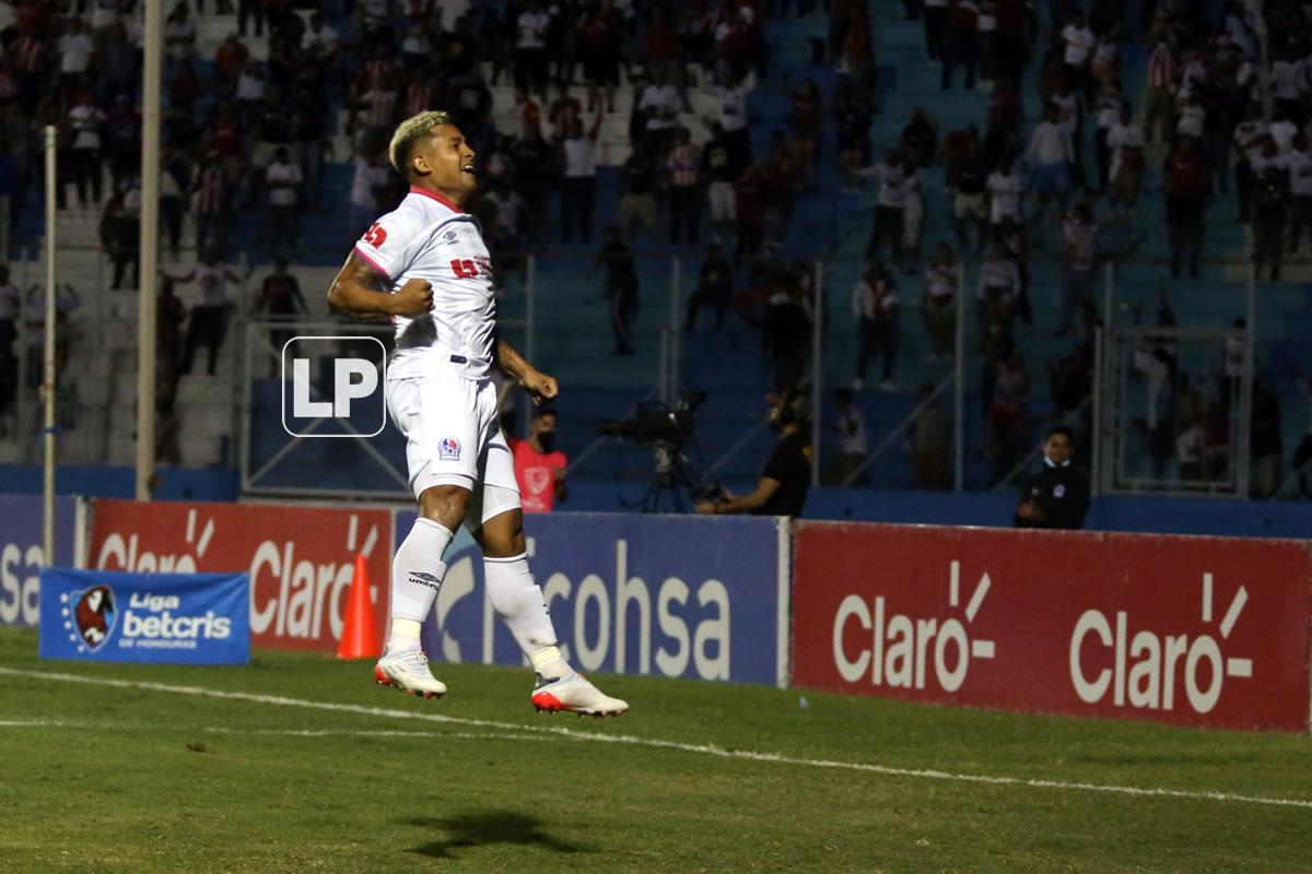 El ‘Patón‘ Mejía celebrando su gol en el estadio Nacional Chelato Uclés.