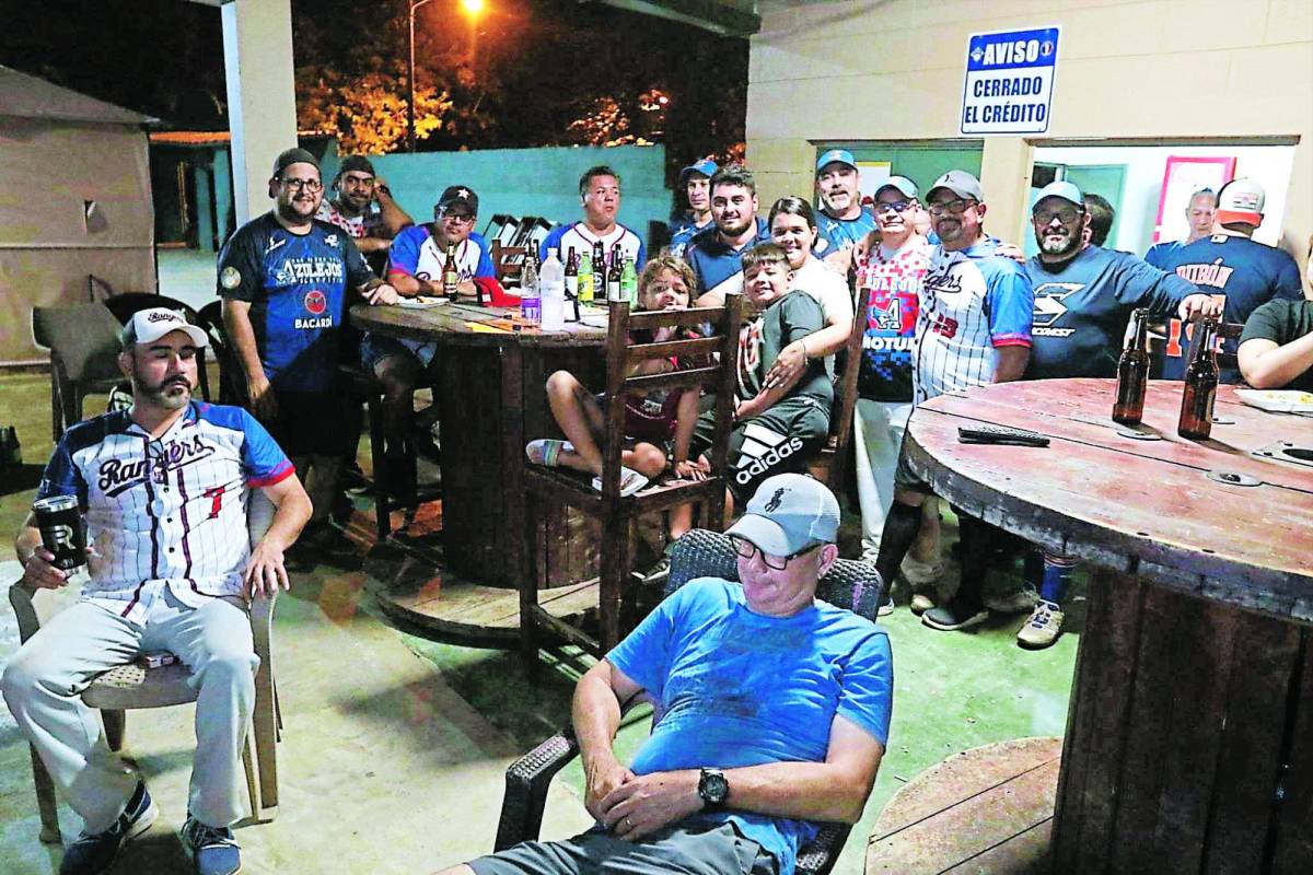 Los amigos de Mauricio Dubón se reunieron en el diamante Bonilla, donde suele jugar en ocasiones el hondureño, y vivieron juntos el momento histórico donde Mauro jugó y estuvo en el cuadro como el primer catracho en aparecer en una Serie Mundial.