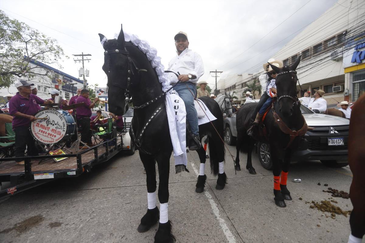 Ambiente, color y tradición: así luce el desfile hípico en San Pedro Sula