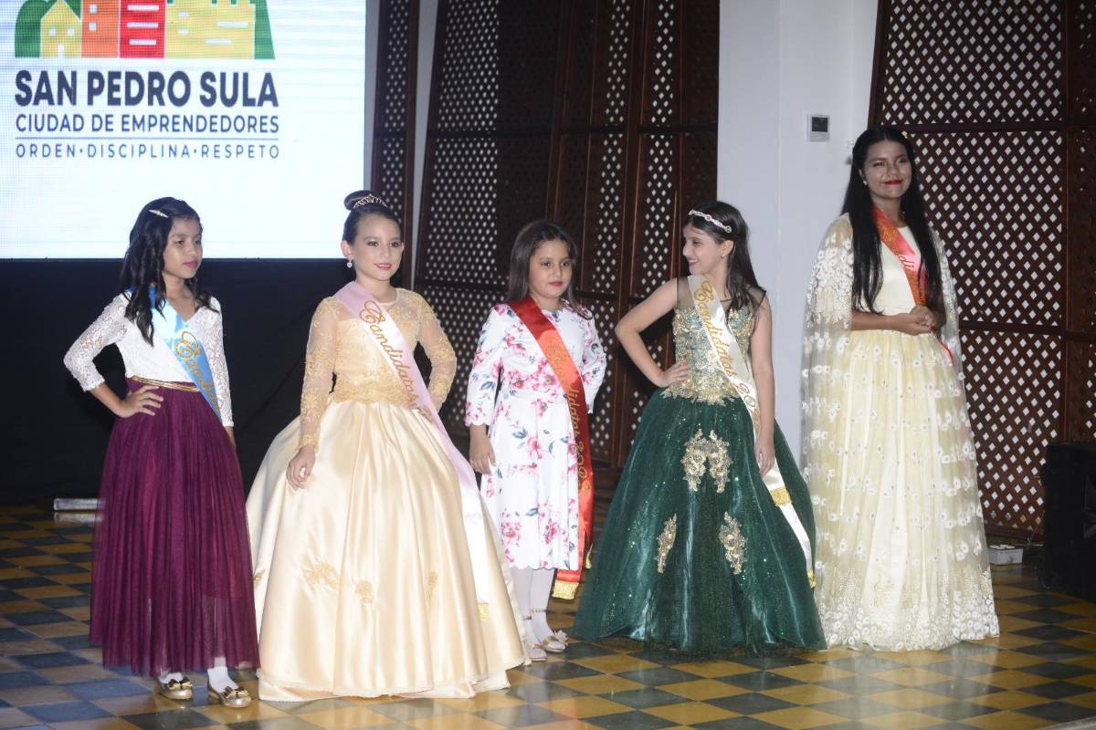 Las cinco participantes lucieron como verdaderas princesas.