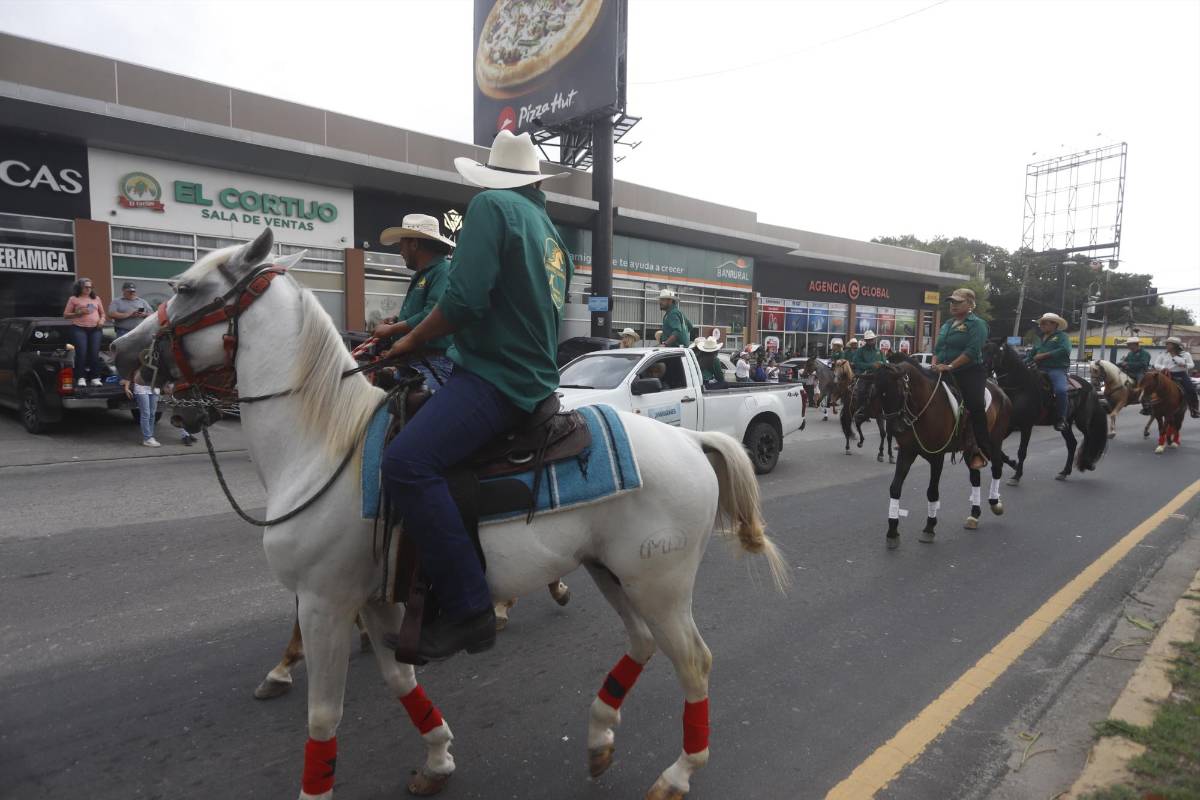 Ambiente, color y tradición: así luce el desfile hípico en San Pedro Sula