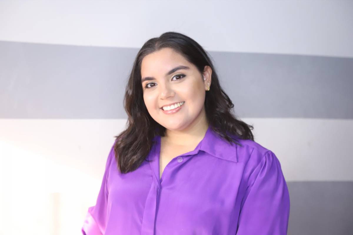 “Para este maquillaje, yo recomiendo utilizar una base a base de agua para mayor duración por que puedes sudar” aconsejó Anushka Valladares maquilladora profesional.