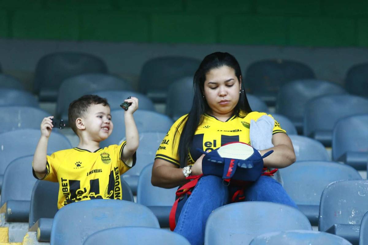 Fiesta del Real España en su debut, chicas, del Mundial a la Liga y fuerte golpe