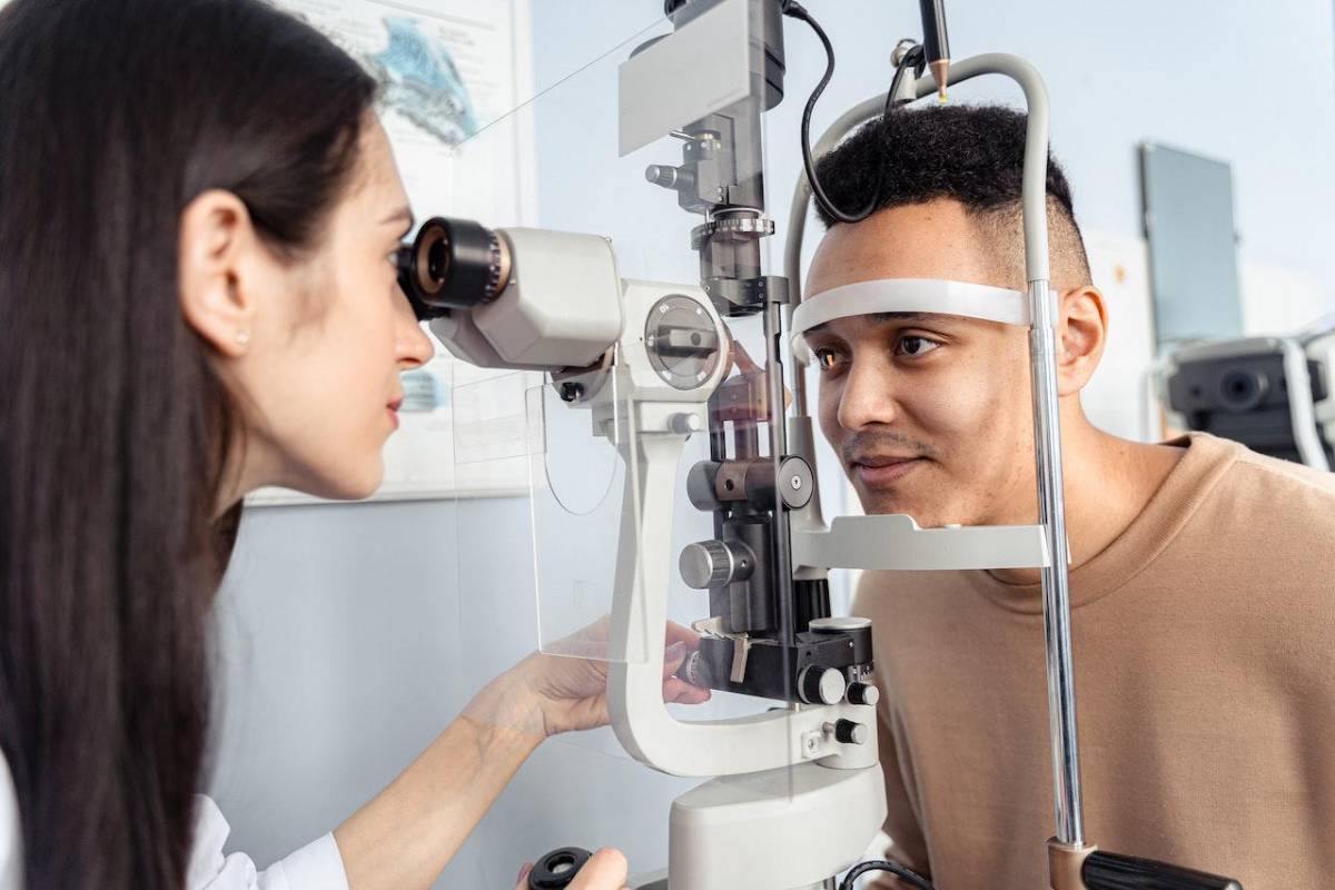 Expertos advierten que varias de las enfermedades del viajero pueden afectar también a los ojos y dañar la salud visual.
