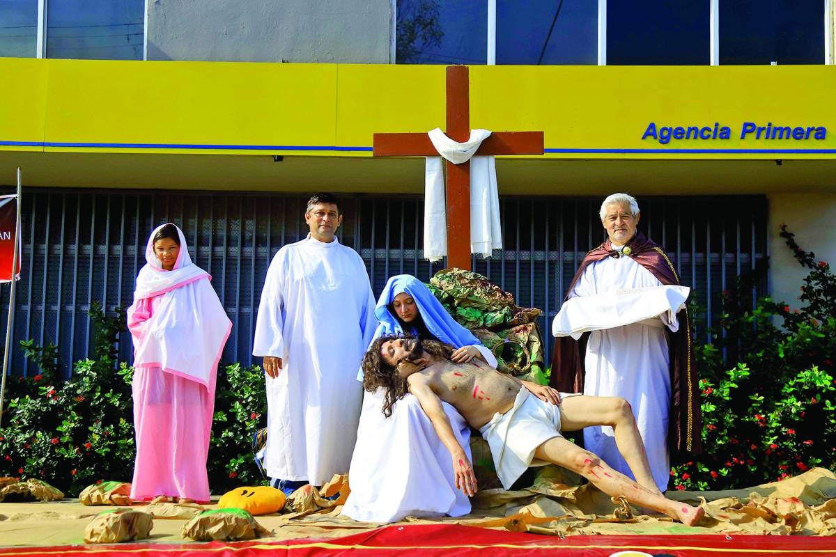 Durante las 15 estaciones se recordó el sufrimiento de Jesús hasta su muerte, y en memoria del padre Quique se desarrolló el viacrucis de la parroquia San José en el barrio Medina.